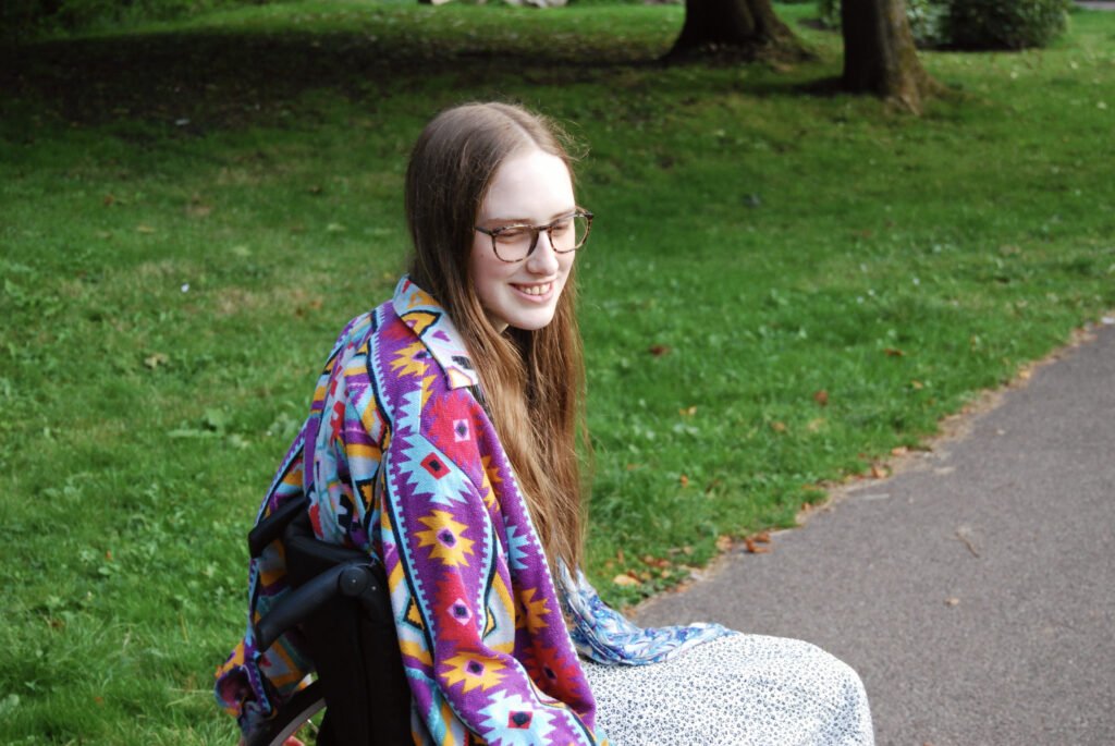 Photo of Sakara smiling.